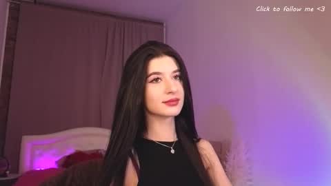 Laura online show from November 2025 07:57:01 PM