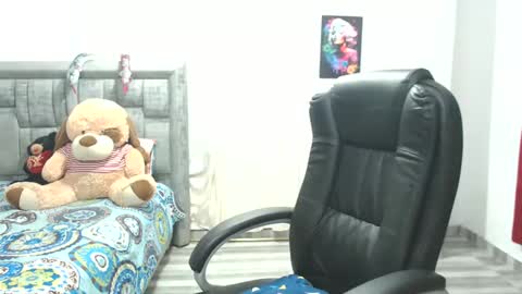 Snapshot of laura_craizy chatting on October 2025 02:45:01 AM CALL ME LOVE LAURA online show from October 2025 02:45:01 AM