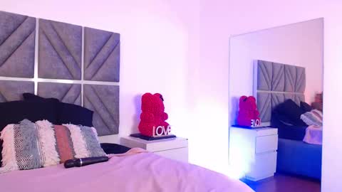 laura_dicardy online show from November 2025 07:40:02 PM