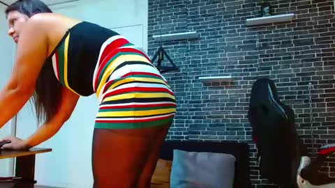 Snapshot of laura_nataly chatting on January 2025 10:39:01 PM Laura online show from January 2025 10:39:01 PM