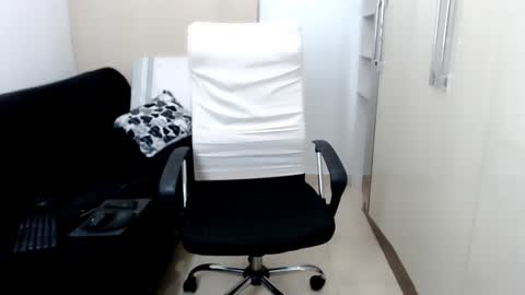 Snapshot of laura_pervert_ chatting on December 2024 03:08:01 AM Laura online show from December 2024 03:08:01 AM