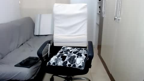 Snapshot of laura_pervert_ chatting on February 2025 08:11:02 PM Laura online show from February 2025 08:11:02 PM