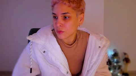 Snapshot of laura_r23 chatting on December 2025 12:19:02 AM Laura Rose online show from December 2025 12:19:02 AM