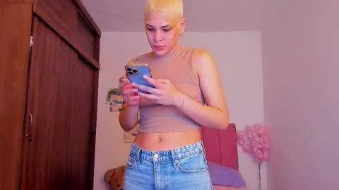 Snapshot of laura_r23 chatting on January 2026 07:06:01 PM Laura Rose online show from January 2026 07:06:01 PM