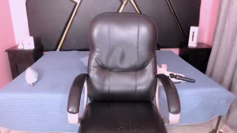 Snapshot of laura_riley chatting on January 2025 05:59:01 PM Laura online show from January 2025 05:59:01 PM