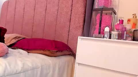 Snapshot of laura_soe chatting on February 2026 09:24:01 PM LAURA SOE online show from February 2026 09:24:01 PM