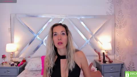 Snapshot of laurafarrely chatting on February 2025 07:01:02 AM Laura online show from February 2025 07:01:02 AM