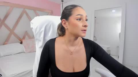 Snapshot of lauraklark chatting on November 2025 02:50:01 PM laura online show from November 2025 02:50:01 PM