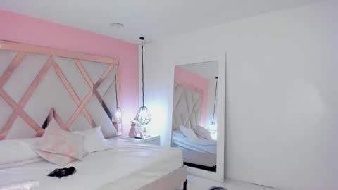 Snapshot of lauraklark chatting on November 2025 09:26:01 PM laura online show from November 2025 09:26:01 PM