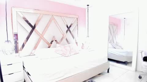 Snapshot of lauraklark chatting on November 2025 08:00:01 PM laura online show from November 2025 08:00:01 PM