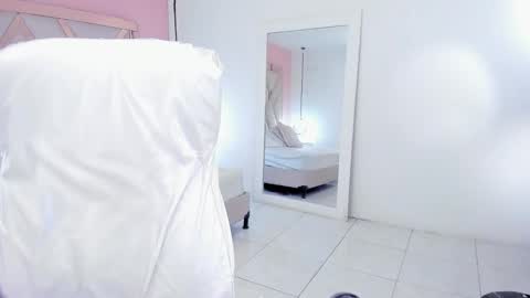 Snapshot of lauraklark chatting on December 2025 09:09:02 PM laura online show from December 2025 09:09:02 PM