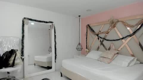 Snapshot of lauraklark chatting on December 2025 08:59:01 PM laura online show from December 2025 08:59:01 PM