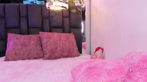 Snapshot of laurenblonde22 chatting on January 2025 05:33:02 PM Lauren Blonde online show from January 2025 05:33:02 PM