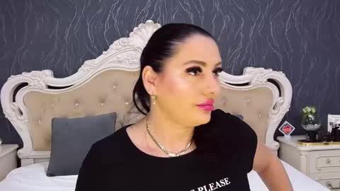 Laura online show from May 2026 02:25:02 PM