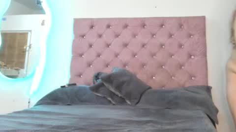 laurenlaine online show from September 2025 02:49:01 AM