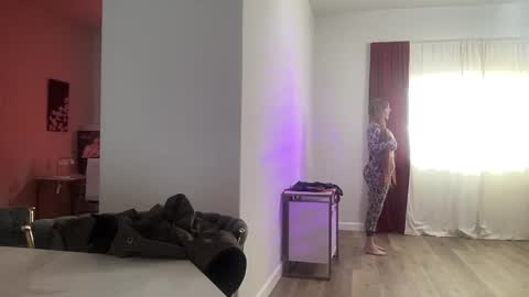 Snapshot of laurenphillips chatting on January 2025 10:06:01 PM Lauren Phillips online show from January 2025 10:06:01 PM