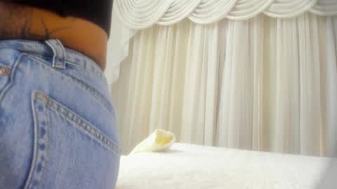 Snapshot of laurensaenz chatting on September 2025 12:05:01 PM Lauren Saenz online show from September 2025 12:05:01 PM