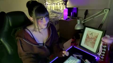 Snapshot of lavenderrzz19 chatting on November 2025 02:28:01 PM Lavenderrzz online show from November 2025 02:28:01 PM