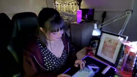 Snapshot of lavenderrzz19 chatting on November 2025 02:50:02 PM Lavenderrzz online show from November 2025 02:50:02 PM