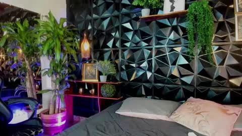 Layla online show from November 2025 09:37:02 PM