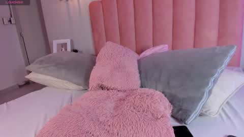 Snapshot of leah_bensoon chatting on November 2025 04:18:02 PM Leah online show from November 2025 04:18:02 PM