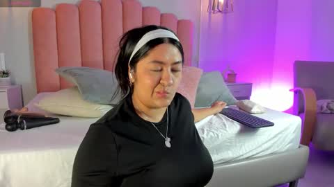 Snapshot of leah_bensoon chatting on November 2025 03:34:01 PM Leah online show from November 2025 03:34:01 PM