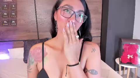 Snapshot of leamonroe__ chatting on June 2026 04:44:01 PM Hey Im Lea online show from June 2026 04:44:01 PM