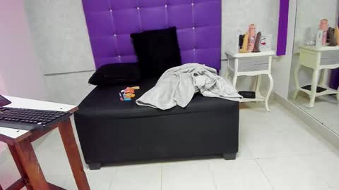 Snapshot of leamoreau__ chatting on November 2025 12:13:01 PM leamoreau__ online show from November 2025 12:13:01 PM