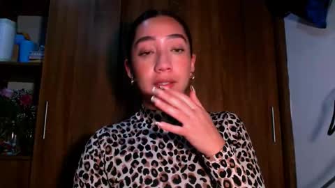 leanaalhub online show from November 2025 01:41:02 AM