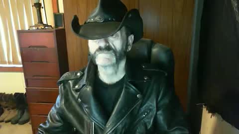 Snapshot of leathergreaser chatting on November 2025 08:19:01 PM leathergreaser online show from November 2025 08:19:01 PM