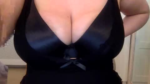 Snapshot of leelamae chatting on January 2025 03:07:01 PM Leela Mae online show from January 2025 03:07:01 PM