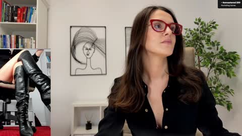 Elle  online show from December 2025 09:16:01 AM