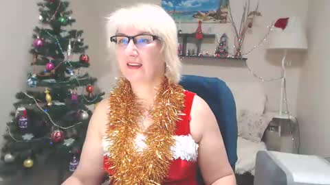 Snapshot of leilamays chatting on December 2024 04:33:02 AM Leila Kinky online show from December 2024 04:33:02 AM