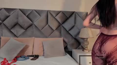 Leizathompson online show from November 2025 08:20:01 PM