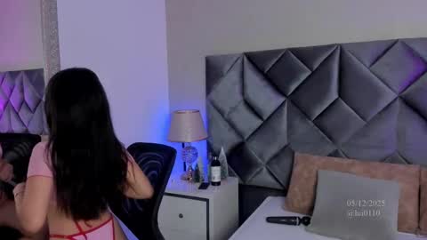 Leizathompson online show from December 2025 07:32:01 PM