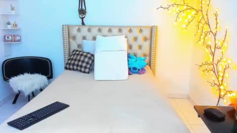 Lena  online show from October 2025 12:58:01 PM