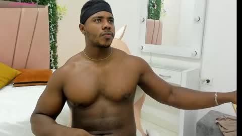 Snapshot of leonardo_jones1 chatting on November 2025 04:11:02 AM Leandro jones online show from November 2025 04:11:02 AM