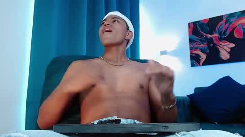 Snapshot of leondisanto chatting on December 2025 06:35:02 PM Leon online show from December 2025 06:35:02 PM