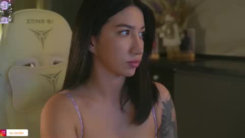 Snapshot of leoramallis chatting on November 2025 05:06:02 PM Leora online show from November 2025 05:06:02 PM