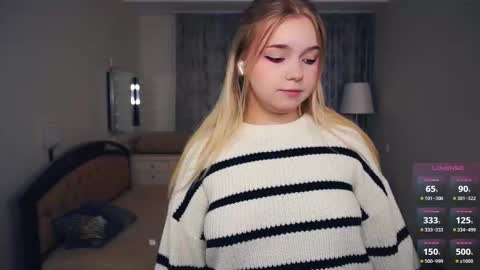 Hello everyone Im Lora Its my first day Were going to have fun together online show from October 2025 05:06:01 AM