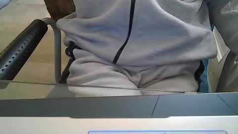 Snapshot of leoufdedingue chatting on October 2025 06:46:02 AM CESTMOI75100 online show from October 2025 06:46:02 AM