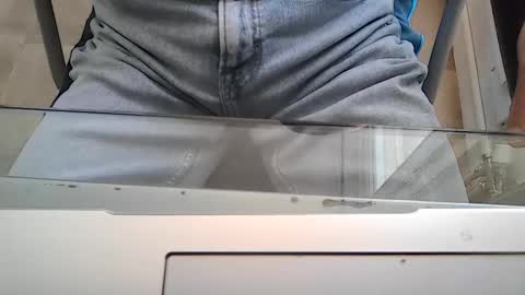 Snapshot of leoufdedingue chatting on October 2025 09:17:04 AM CESTMOI75100 online show from October 2025 09:17:04 AM