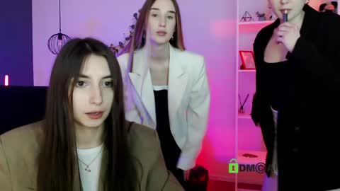 leslie_bird online show from May 2026 08:52:02 AM