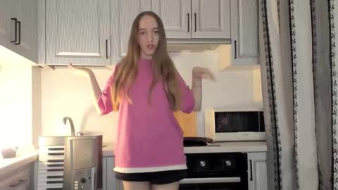  LESLIE   online show from December 2025 07:53:02 PM