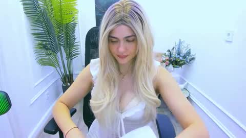 Snapshot of lesliemineg chatting on September 2025 11:48:01 AM lesliemineg online show from September 2025 11:48:01 AM