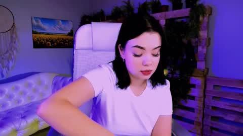 Snapshot of leslierowe chatting on October 2025 04:35:02 PM LeslieRowe online show from October 2025 04:35:02 PM