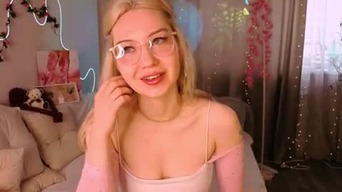 Snapshot of leyalayla chatting on June 2026 04:32:02 AM Lily online show from June 2026 04:32:02 AM