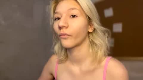 Snapshot of leyasaolee chatting on November 2025 11:36:02 PM Leya online show from November 2025 11:36:02 PM