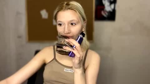 Snapshot of leyasaolee chatting on November 2025 10:04:02 PM Leya online show from November 2025 10:04:02 PM