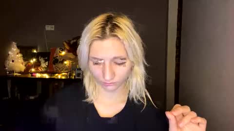 Snapshot of leyasaolee chatting on December 2025 05:18:02 PM Leya online show from December 2025 05:18:02 PM